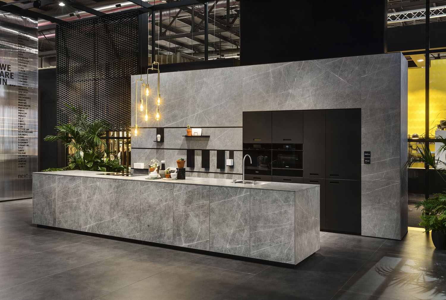 Сучасна кухня з бетонною стільницею, дерев'яними фасадами та скандинавським освітленням.