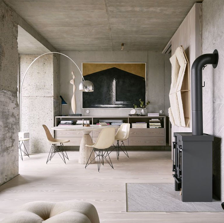 Бетонний декор у ванній: раковина, дзеркало та текстурована бетонна підлога.