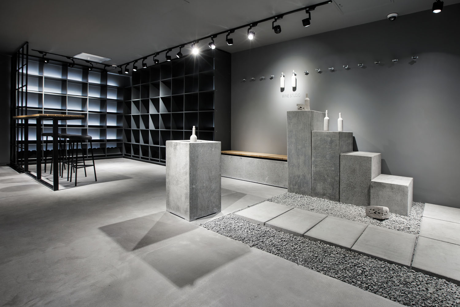 Неокласична вітальня з бетонними елементами та елегантними пастельними меблями.