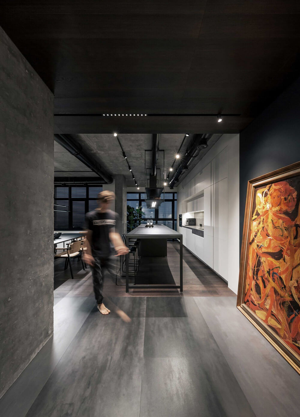 Сучасний офіс з бетонною стелею, яскравим освітленням та мінімалістичним дизайном.