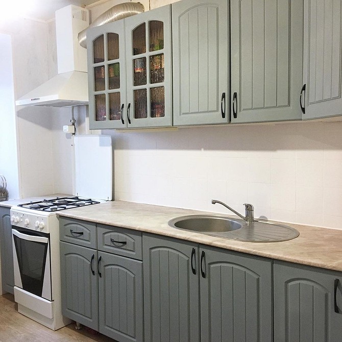 Фарбування фасадів акрилом Фарбування кухонних фасадів акриловою фарбою для ефекту зістарювання та захисту.