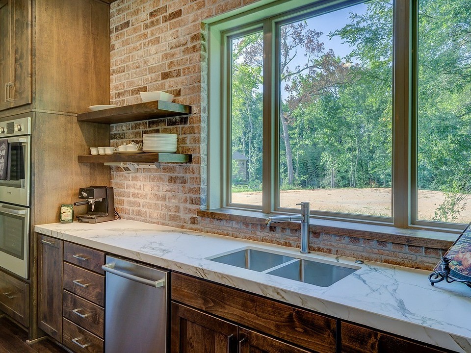 Захист лаком фасадів Нанесення лаку на пофарбовані фасади для захисту від вологи та пошкоджень.