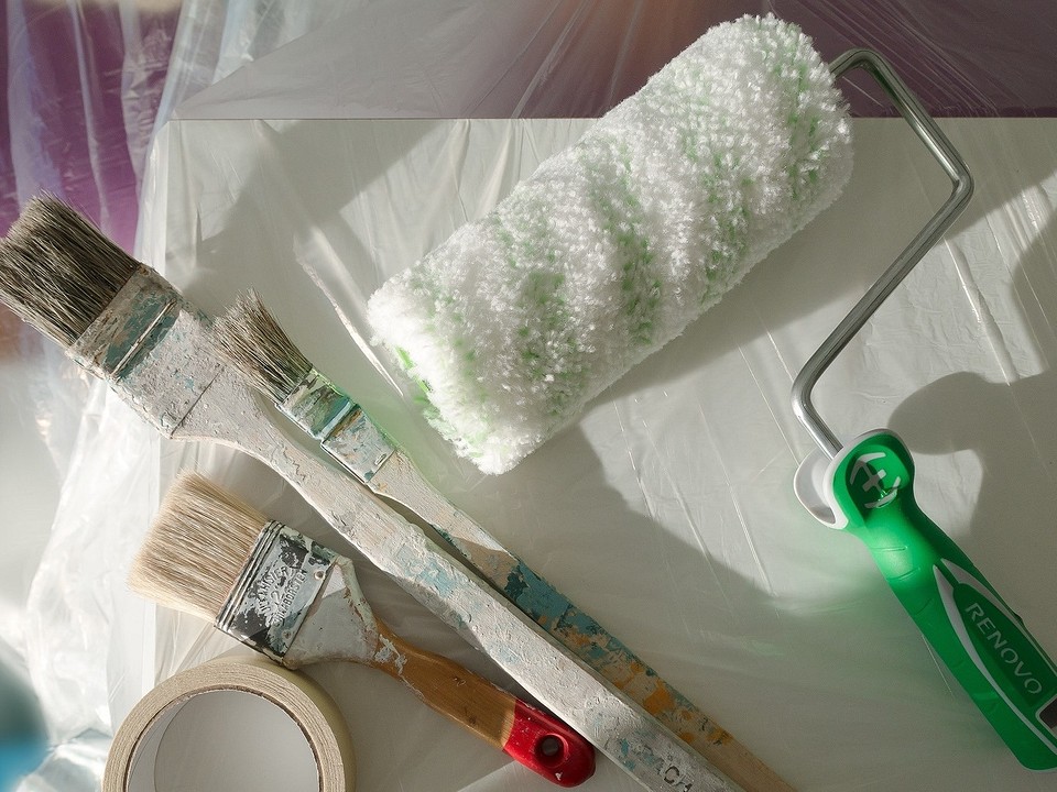 Підготовка фасадів Кухонні фасади з МДФ, підготовлені до фарбування, для реставрації меблів.