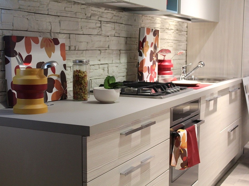 Аерозольне фарбування кухні Фарбування кухонних фасадів аерозольним балончиком: швидкий спосіб оновлення кухні.