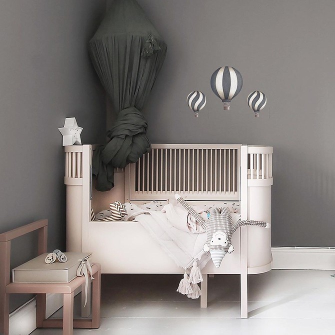 Інструменти для фарбування дитячого ліжечка: пензлі, валики та екологічна фарба 2026.