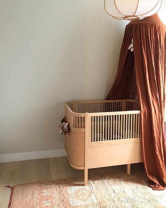 Як пофарбувати дитяче ліжечко власноруч: матеріали та інструкція 2026.