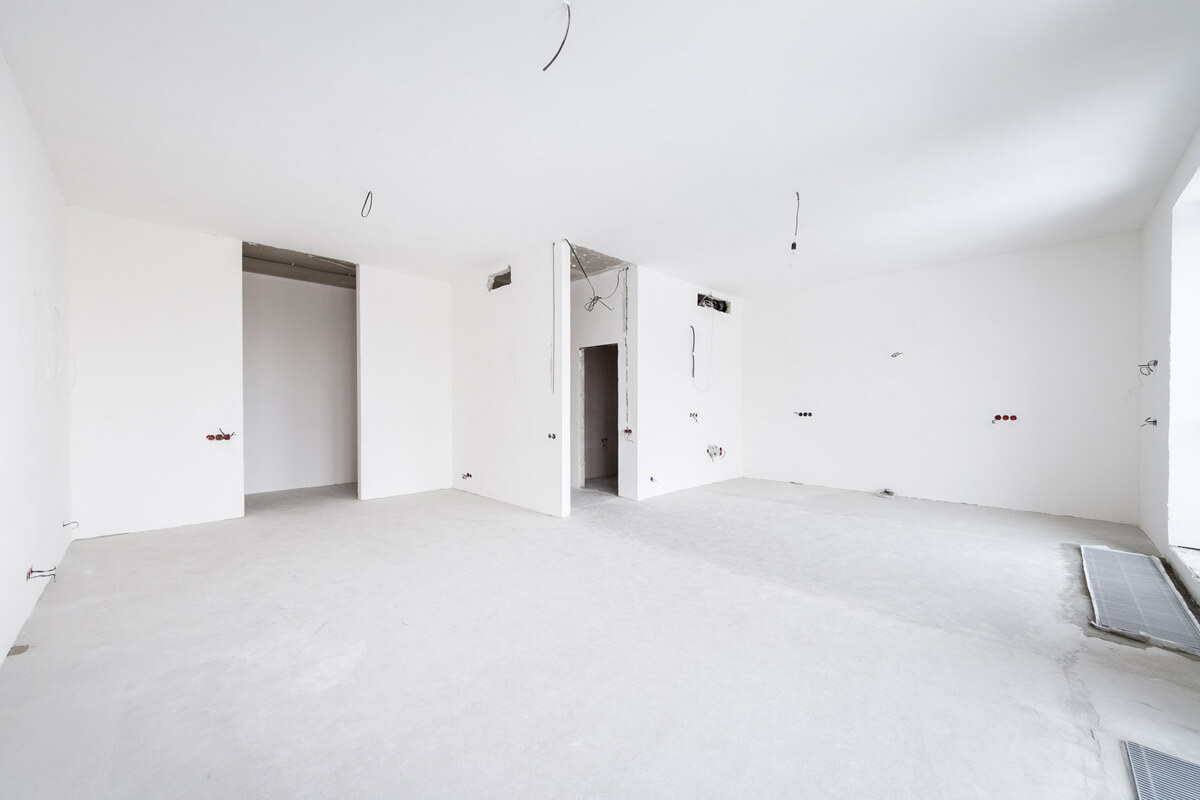 Різниця між стадіями обробки: чорнова, передчистова та чистова квартира в новобудові.