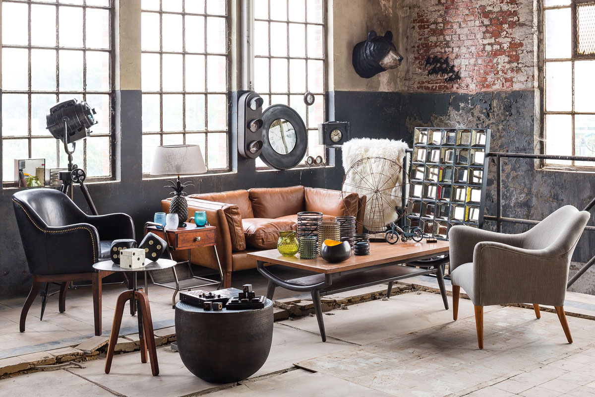 Квартира в індустріальному стилі 2026 з цегляною стіною та металевими акцентами.