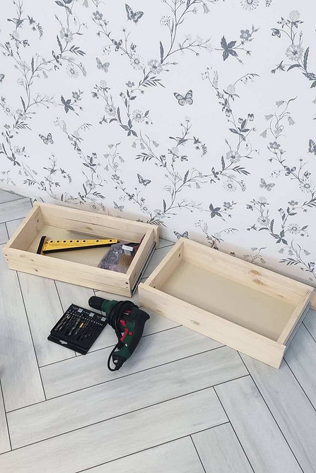 Взуттєва тумба з відкидними ящиками для компактного зберігання в передпокої.