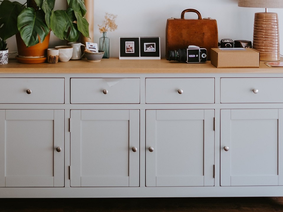 Інструменти для створення обувниці: молоток, пила, шуруповерт – все під рукою.