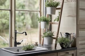 Квіткові полиці 2026: створіть затишок та стиль у вашому домі — Полиці для квітів на підвіконня