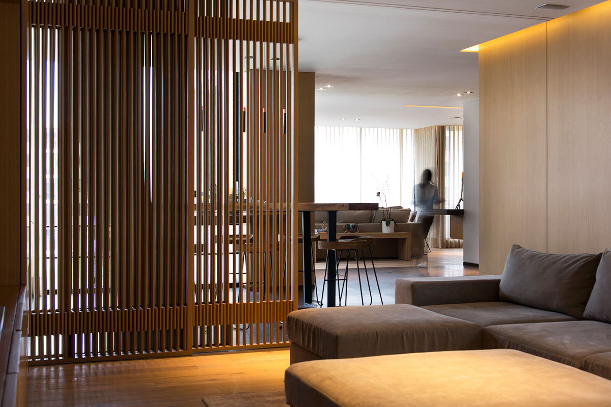 Сучасний мінімалістичний інтер'єр з дерев'яними рейками: елегантність та простота.