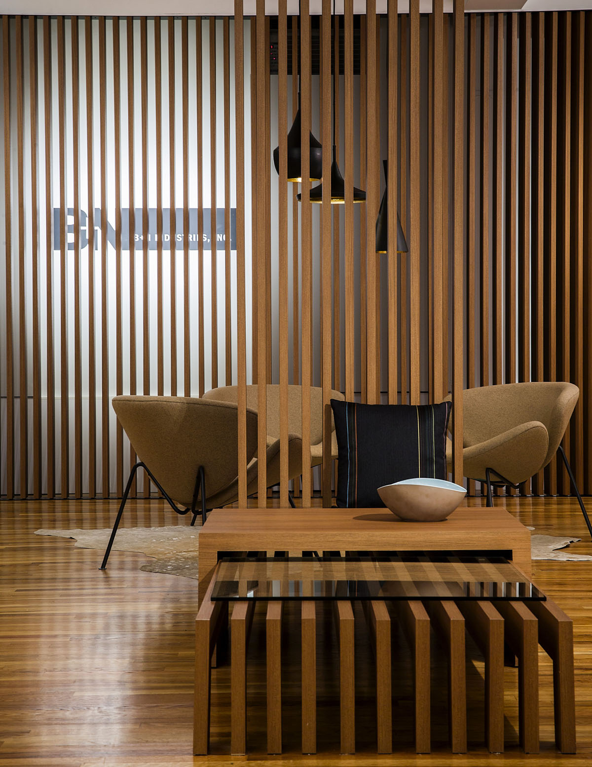 Дизайн стелі з дерев'яними рейками: оригінальне та сучасне рішення для інтер'єру.