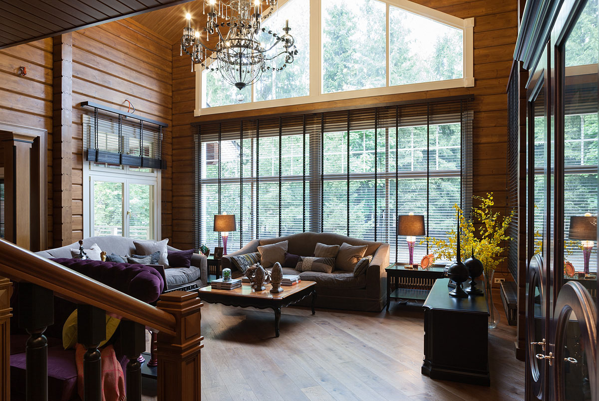 Вітальня з каміном у будинку з бруса: дизайн інтер'єру в стилі шале з дерев'яними елементами.