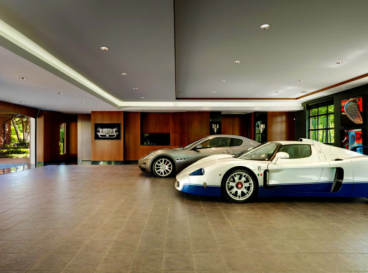 Елегантний гараж в сірих тонах з продуманим освітленням та місцем для авто.