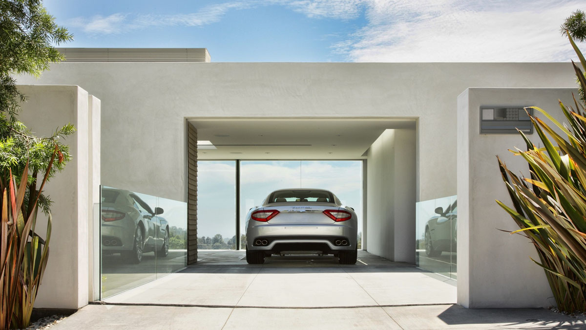 Сучасний дизайн гаража з інструментами та обладнанням для зберігання речей.