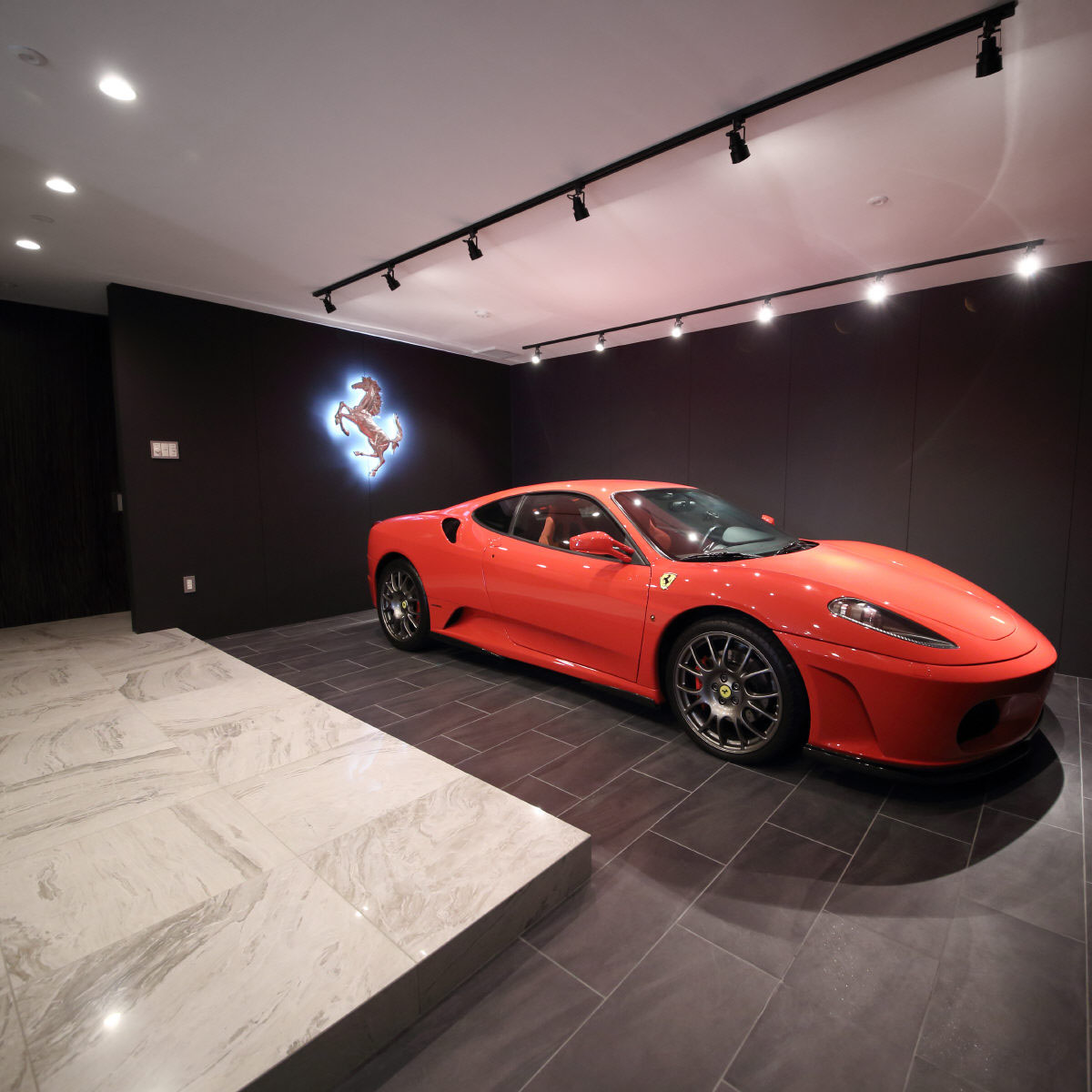 Приклад дизайну гаража з раціональним використанням простору та зручними системами зберігання.