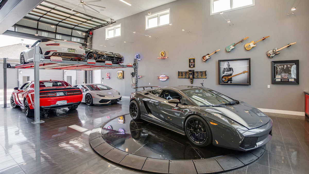 Дизайн гаража з акцентом на організації та підтримці порядку для зручності.