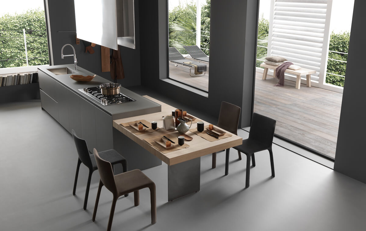 Стильна кухня з островом, барними стільцями та підвісними світильниками в приватному будинку.