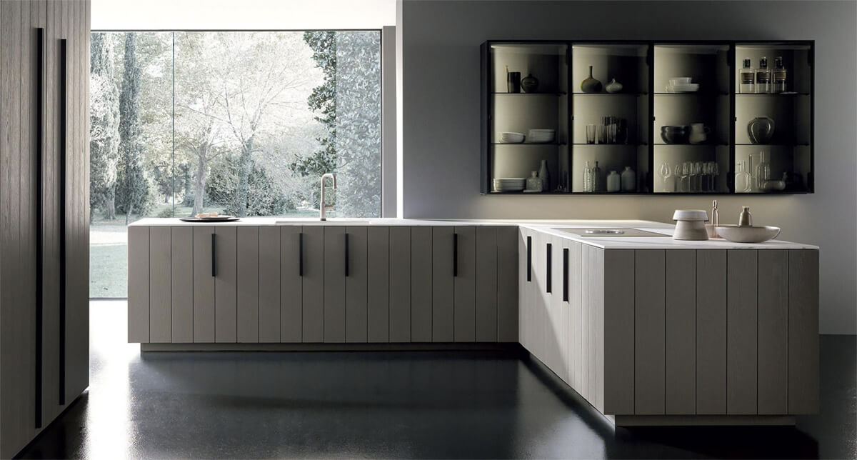 Мінімалістична кухня з темними фасадами та акцентним освітленням в приватному будинку.