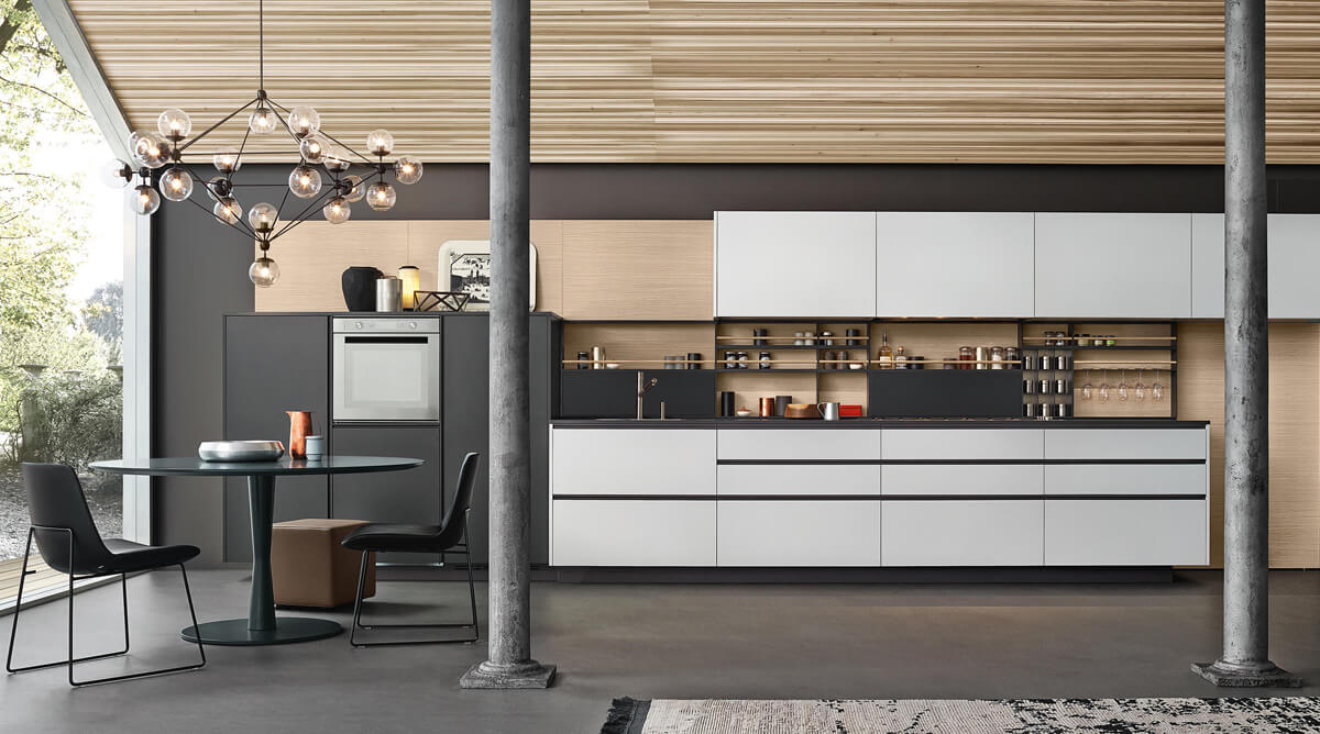 Затишна кухня з каміном, дерев'яними елементами та м'яким освітленням в приватному будинку.