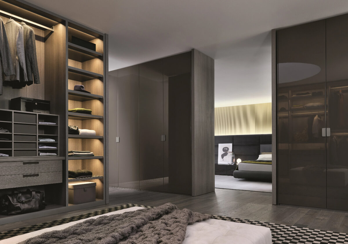 Гардеробна кімната в спальні з розсувними дверима та продуманим освітленням для зручності.