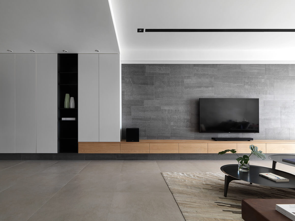 Сучасний дизайн квартири 2026 з великими вікнами і природним освітленням.