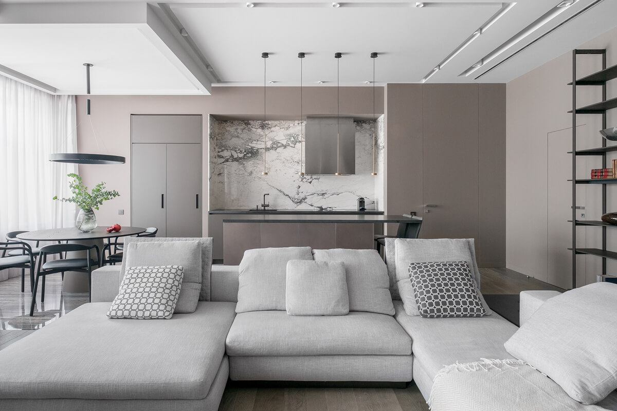 Сучасний дизайн квартири 2026 з великими вікнами та спокійними кольорами.