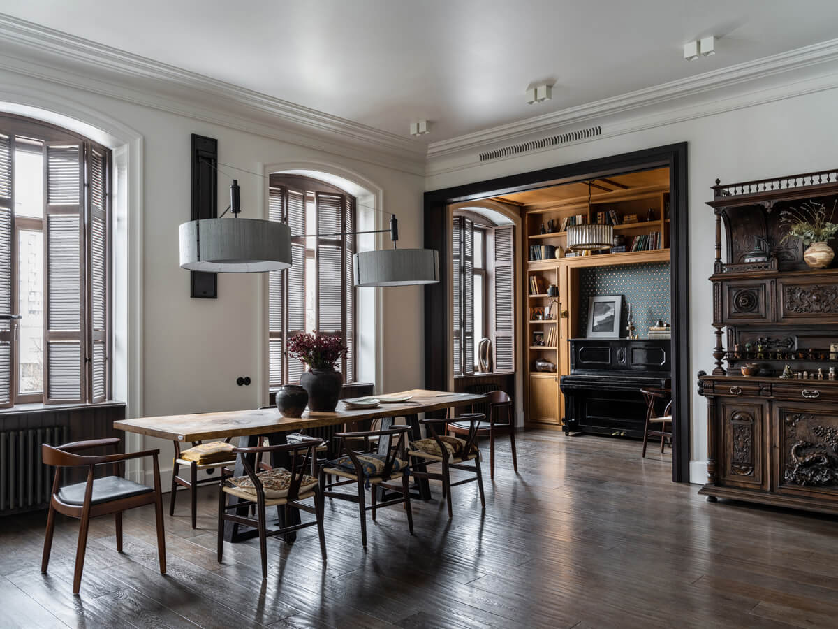 Елегантна вітальня в неокласичному стилі з каміном та штучним мармуром.