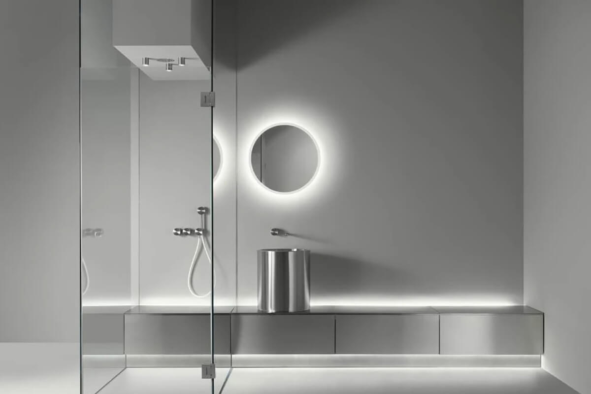 Стиль та простір Сучасна душова кабіна без піддона з прозорими скляними перегородками в мінімалістичному дизайні.