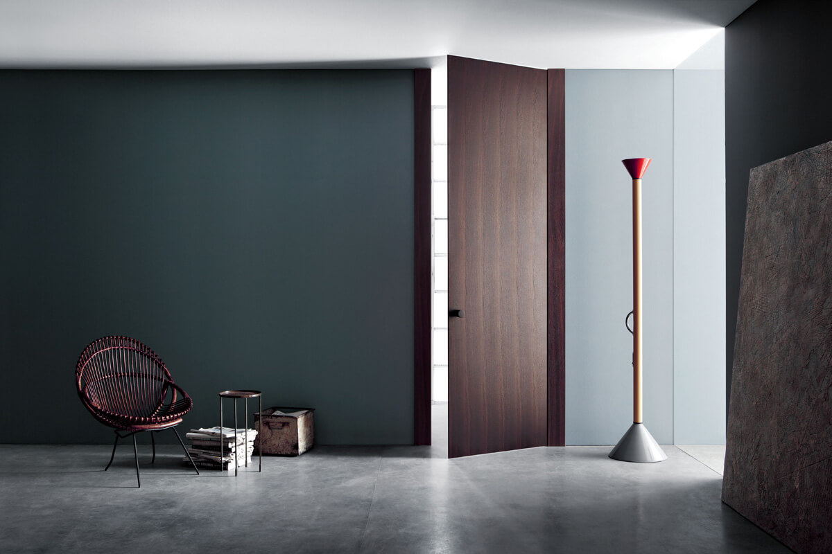 Стильний інтер'єр з дверима прихованого монтажу та сучасним точковим освітленням.