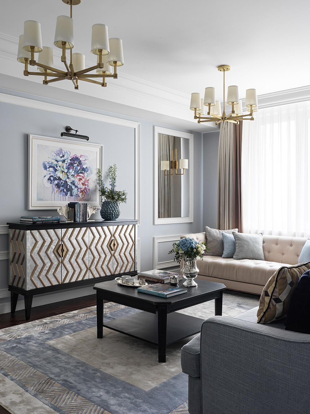 Аксесуари для французького інтер'єру: вази з квітами, картини, декоративні подушки.