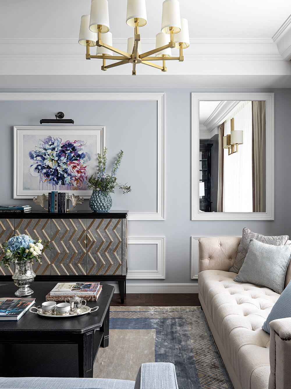 Їдальня у французькому стилі: елегантний стіл та вишуканий посуд.