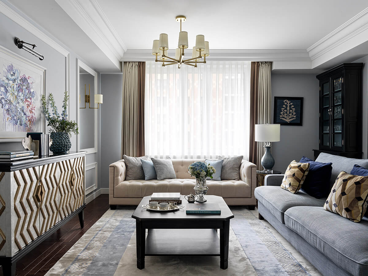 Елегантна спальня у французькому стилі з розкішним ліжком та вишуканим текстилем.