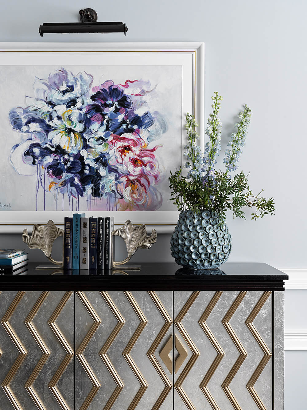 Французький декор інтер'єру: ліпнина, дзеркала та кришталеві люстри.