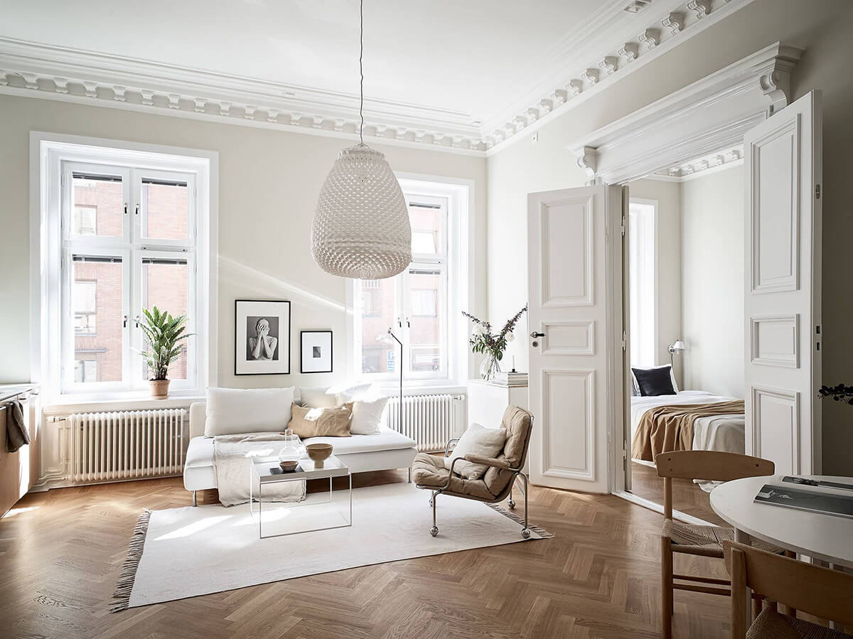 Кабінет у французькому класичному стилі: книжкові полиці, письмовий стіл, зручне крісло.