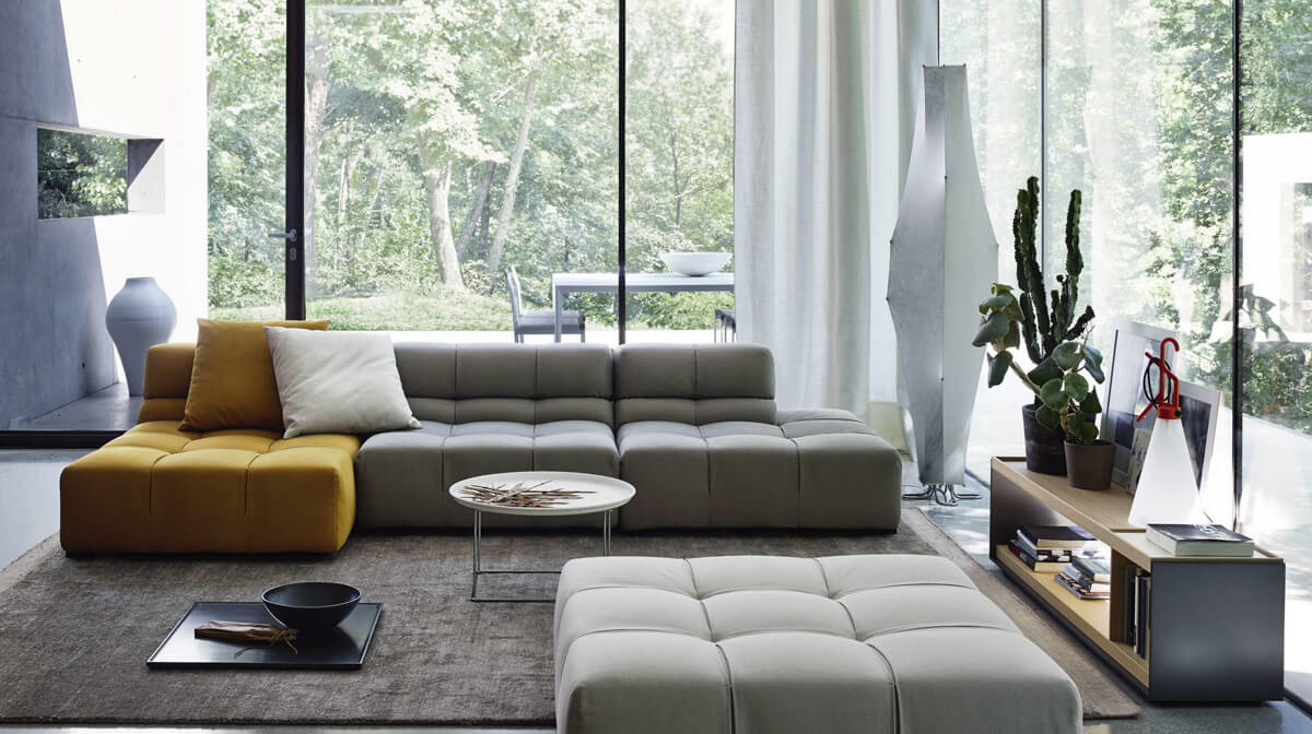 Сучасна вітальня з функціональними меблями для максимального комфорту та ергономіки.