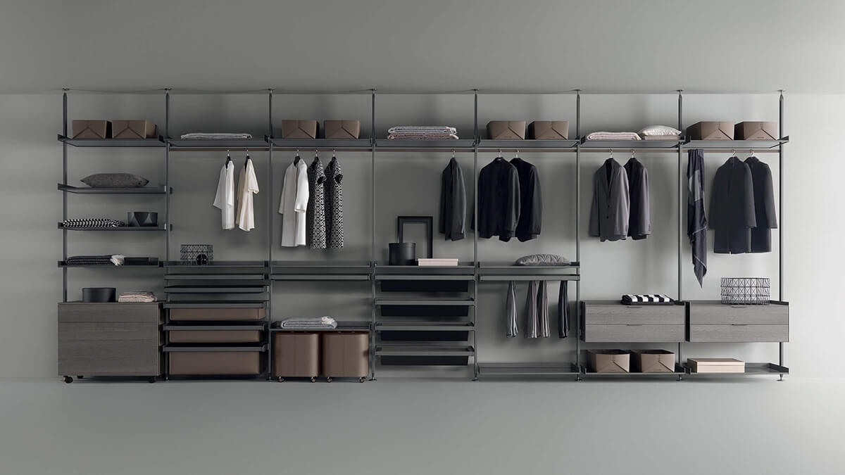 Гардеробна система з кошиками для зберігання дрібних речей та аксесуарів в домі.