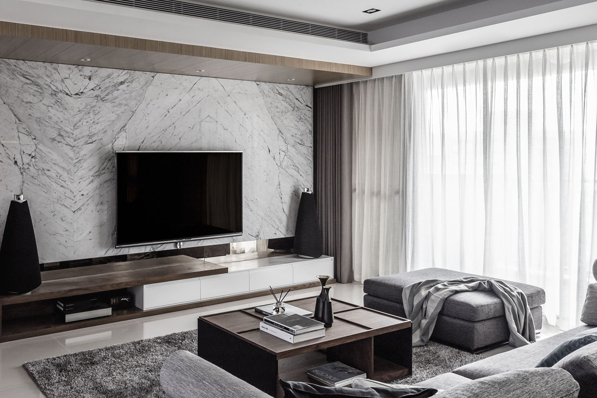 Сучасна вітальня з телевізором на стіні і дерев'яними панелями, ідеальне розміщення телевізора.