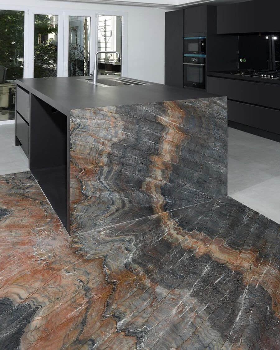 Елегантна гранітна стільниця 2026 на кухні: поєднання стилю та практичності.