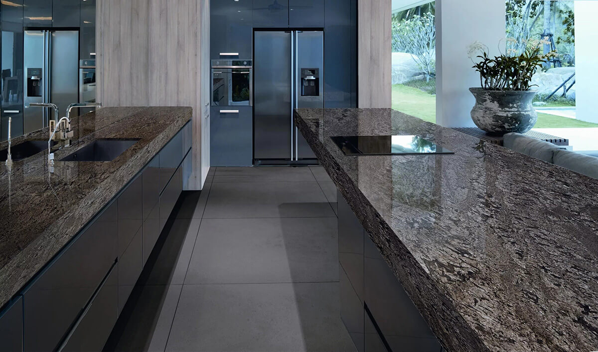 Мінімалістичний інтер'єр 2026 з гранітною підлогою та акцентними гранітними деталями.