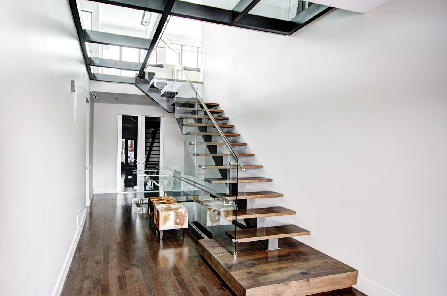 Скло та метал Мінімалістичні сходи зі скла та металу в сучасному будинку. Дизайн 2026.