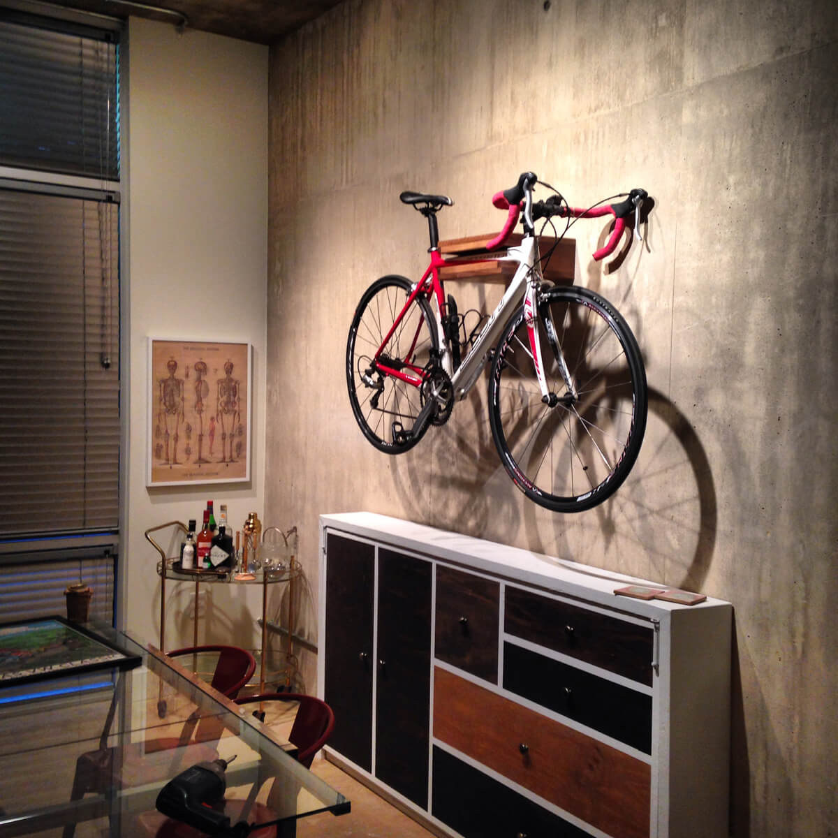 Мінімалізм і велосипед Мінімалістичне кріплення велосипеда в світлій квартирі: акцент на функціональності та дизайні.