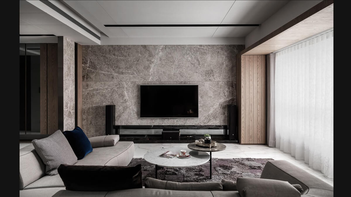 Дизайн вітальні в сірих тонах з яскравими жовтими акцентами на подушках і картинах.