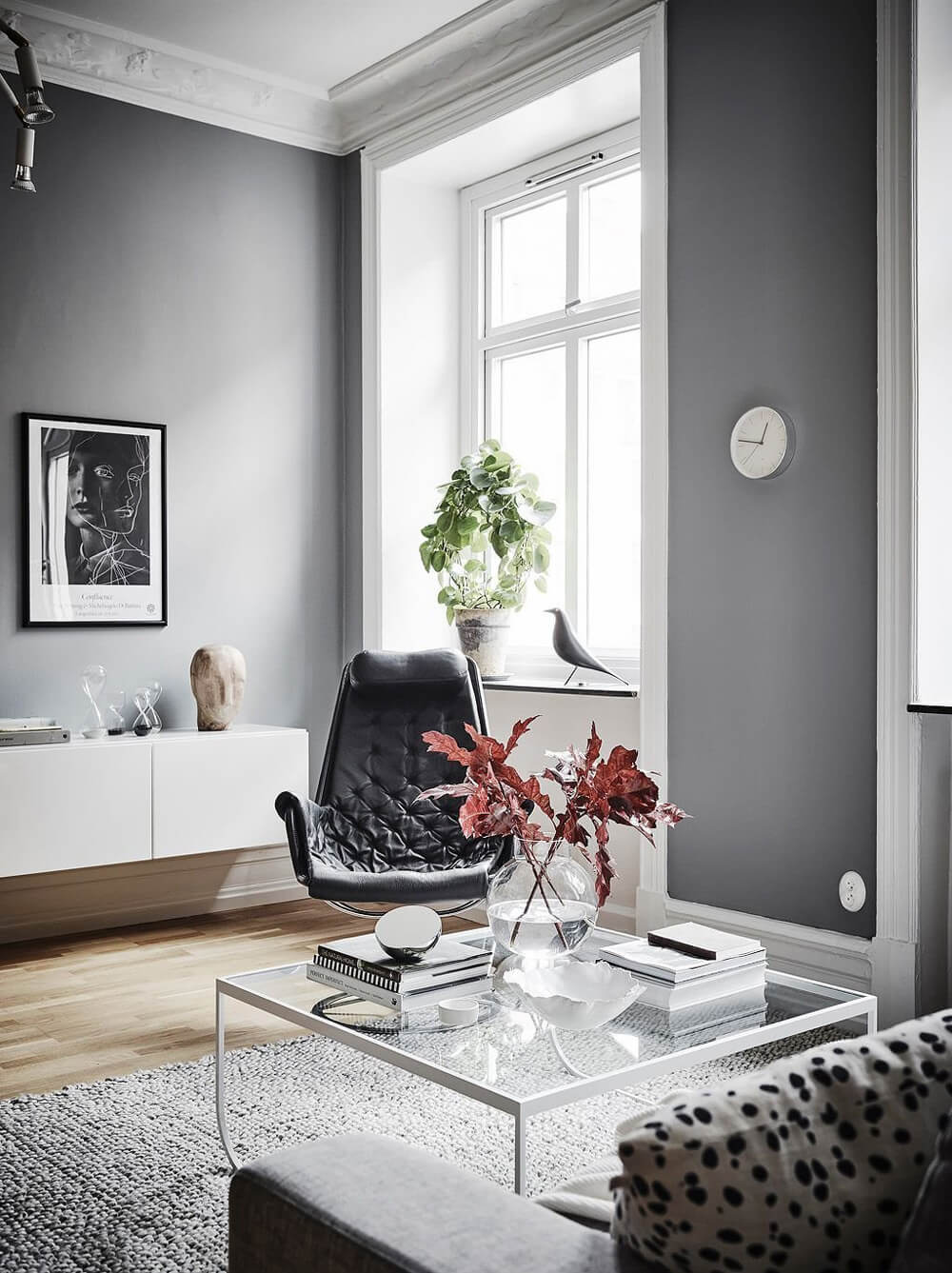 Сучасна сіро-біла ванна кімната з елементами дерева та великим дзеркалом для простору.