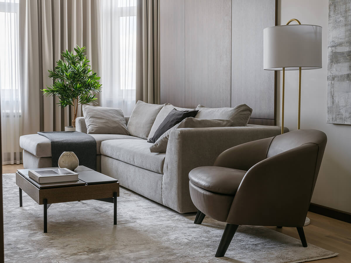 Горіх в елегантній вітальні Елегантна вітальня з меблями кольору горіх: диван, журнальний столик і декор.