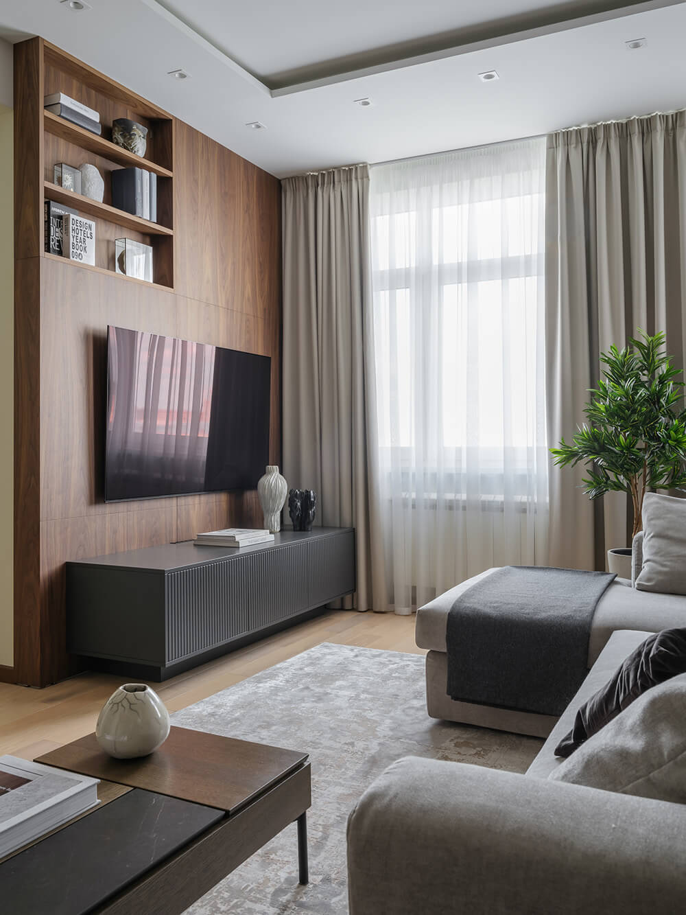 Затишок горіхової кухні Горіховий колір в інтер'єрі кухні: шафи та стільниця для затишку та тепла.