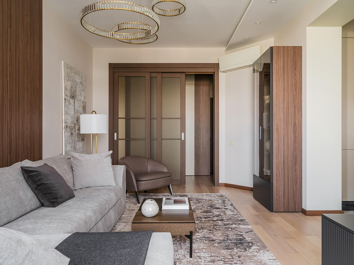 Горіхова гармонія спальні Спокійна спальня з меблями кольору горіх: ліжко, тумбочки, шафа для гармонії.