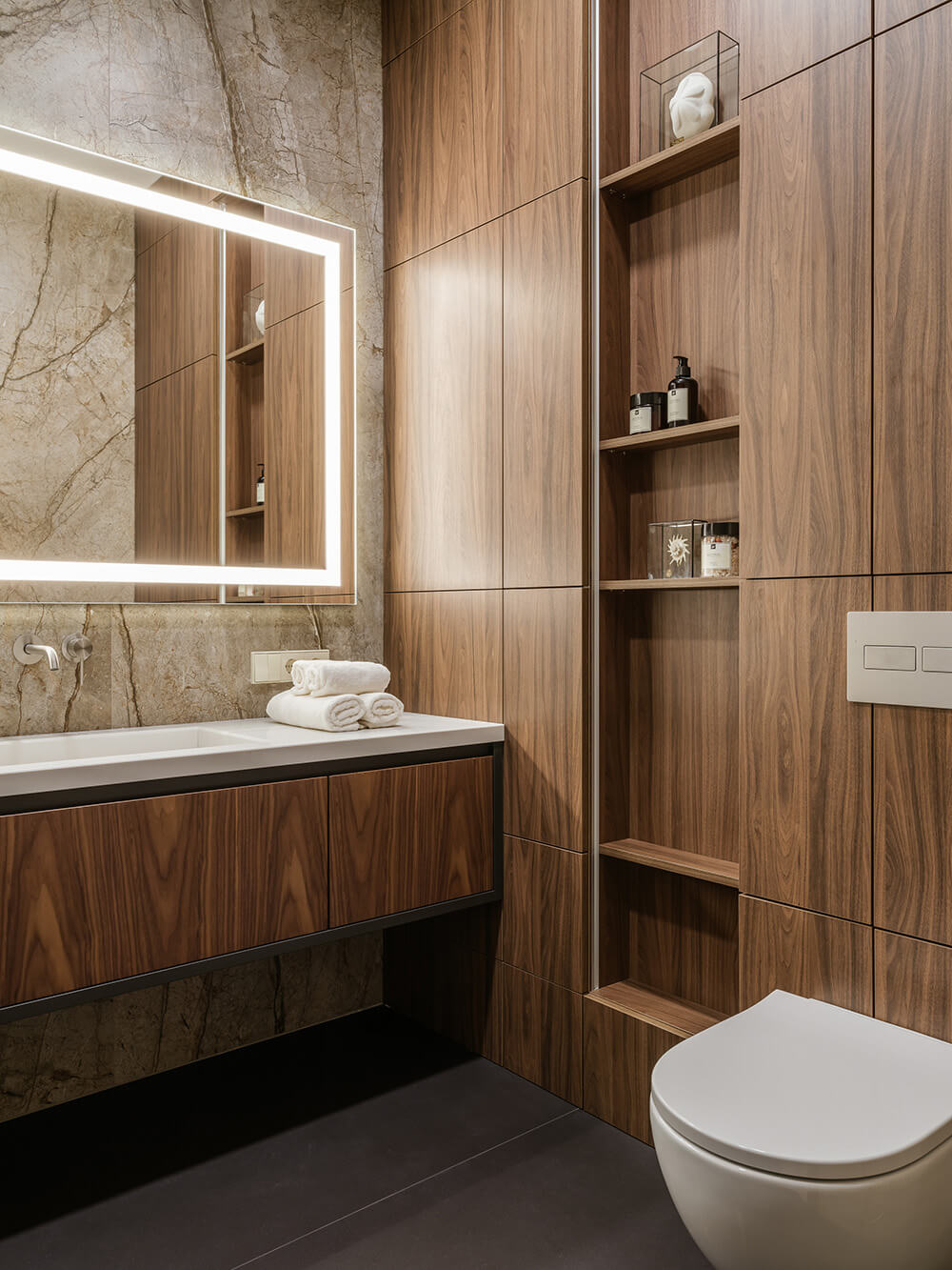 Відтінки горіхового в дизайні Сучасний інтер'єр з різноманітними відтінками горіхового кольору: стіни, підлога, меблі.