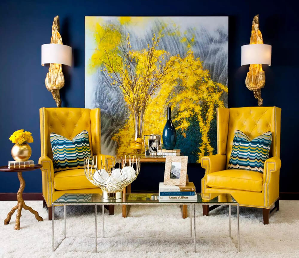 Жовта стіна в спальні з білим ліжком, зеленими рослинами та дерев'яною тумбочкою. Дизайн інтер'єру.